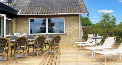 Summer cottage tucked away in coastal area