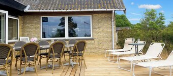 Summer cottage tucked away in coastal area