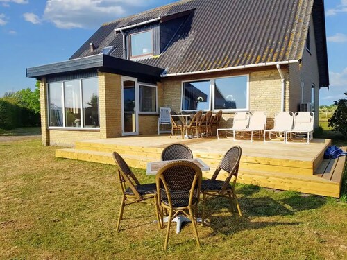 Summer cottage tucked away in coastal area