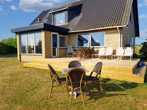 Summer cottage tucked away in coastal area