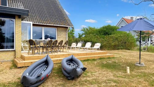 Summer cottage tucked away in coastal area
