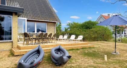 Summer cottage tucked away in coastal area