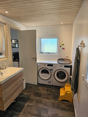 Interior - Cozy cottage with wilderness bath (Føllenslev)