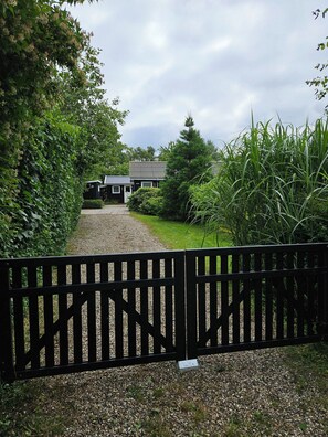 Property grounds - Cozy cottage with wilderness bath (Føllenslev)