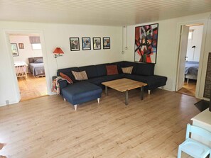 Living area - Cozy cottage with wilderness bath (Føllenslev)