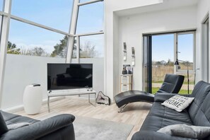 Living area - Modern summer house with fantastic skylight. (Slagelse)