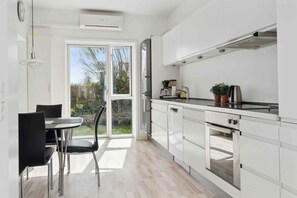 Fridge, oven, stovetop, dishwasher - Modern summer house with fantastic skylight. (Slagelse)