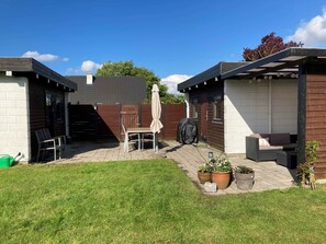Outdoor dining - Cozy cottage close to the beach (Bogense)