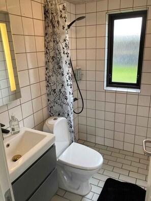 Shower, hair dryer - Cozy cottage close to the beach (Bogense)