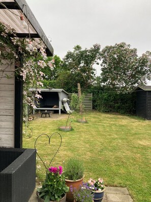 Property grounds - Cozy cottage close to the beach (Bogense)