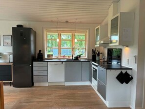 Kjøleskap, ovn, kokeplater og oppvaskmaskin