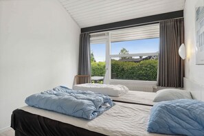 2 habitaciones y tabla de planchar con plancha 