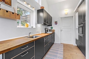 Coffee/tea maker, fridge, oven, dishwasher