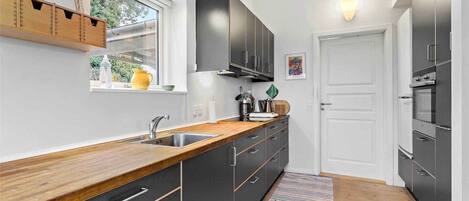 Kjøleskap, ovn, oppvaskmaskin og kaffetrakter/tekoker