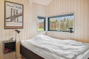 3 bedrooms, iron/ironing board, free WiFi