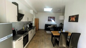 Fridge, microwave, oven, stovetop - Unsere Neuerbaute Ferienwohnung "ekhof" Befindet Sich Direkt am Schloßpark (Gotha)