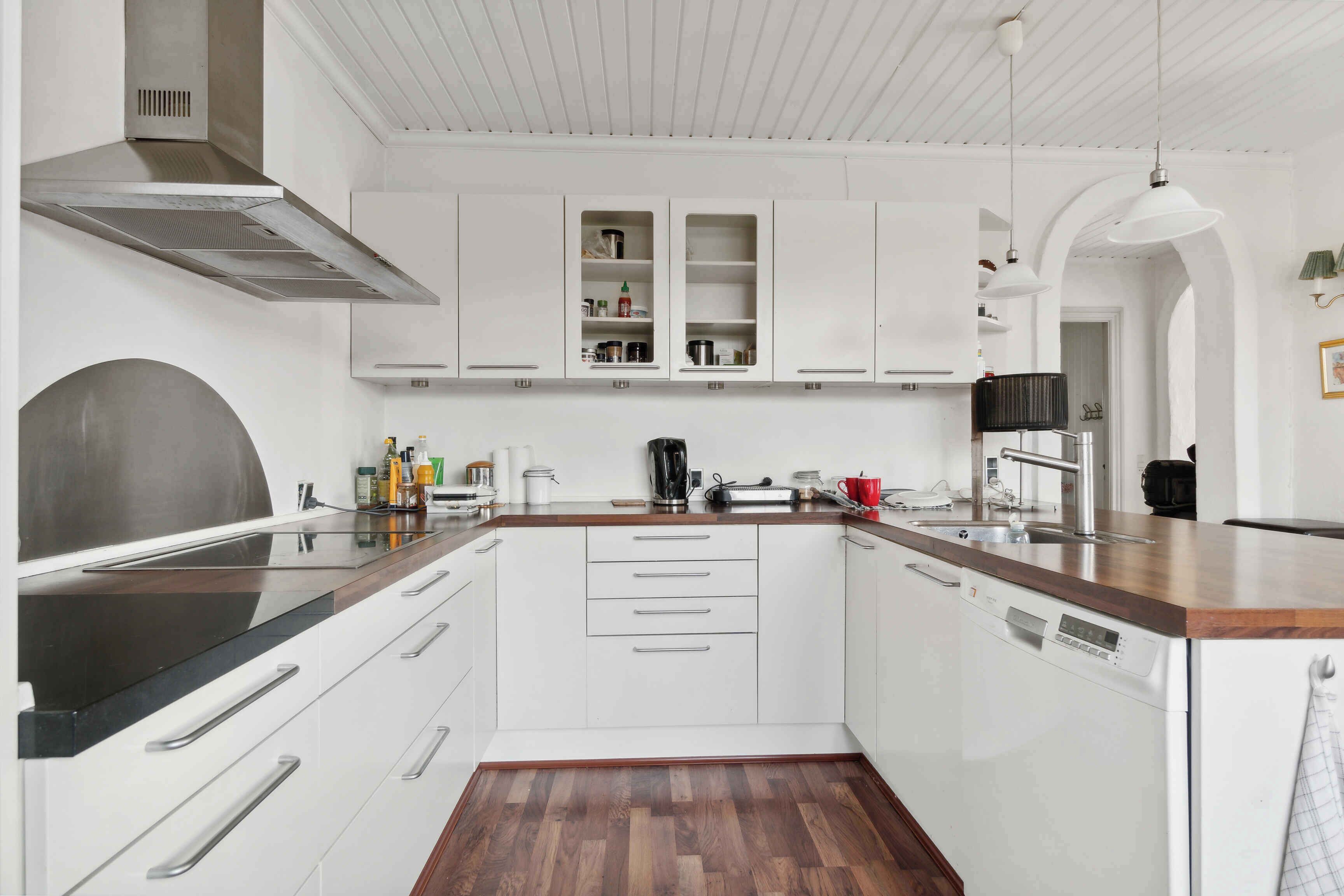 Een koelkast, een oven