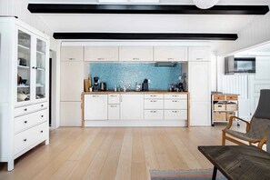 Réfrigérateur, un four, surface de cuisson, lave-vaisselle