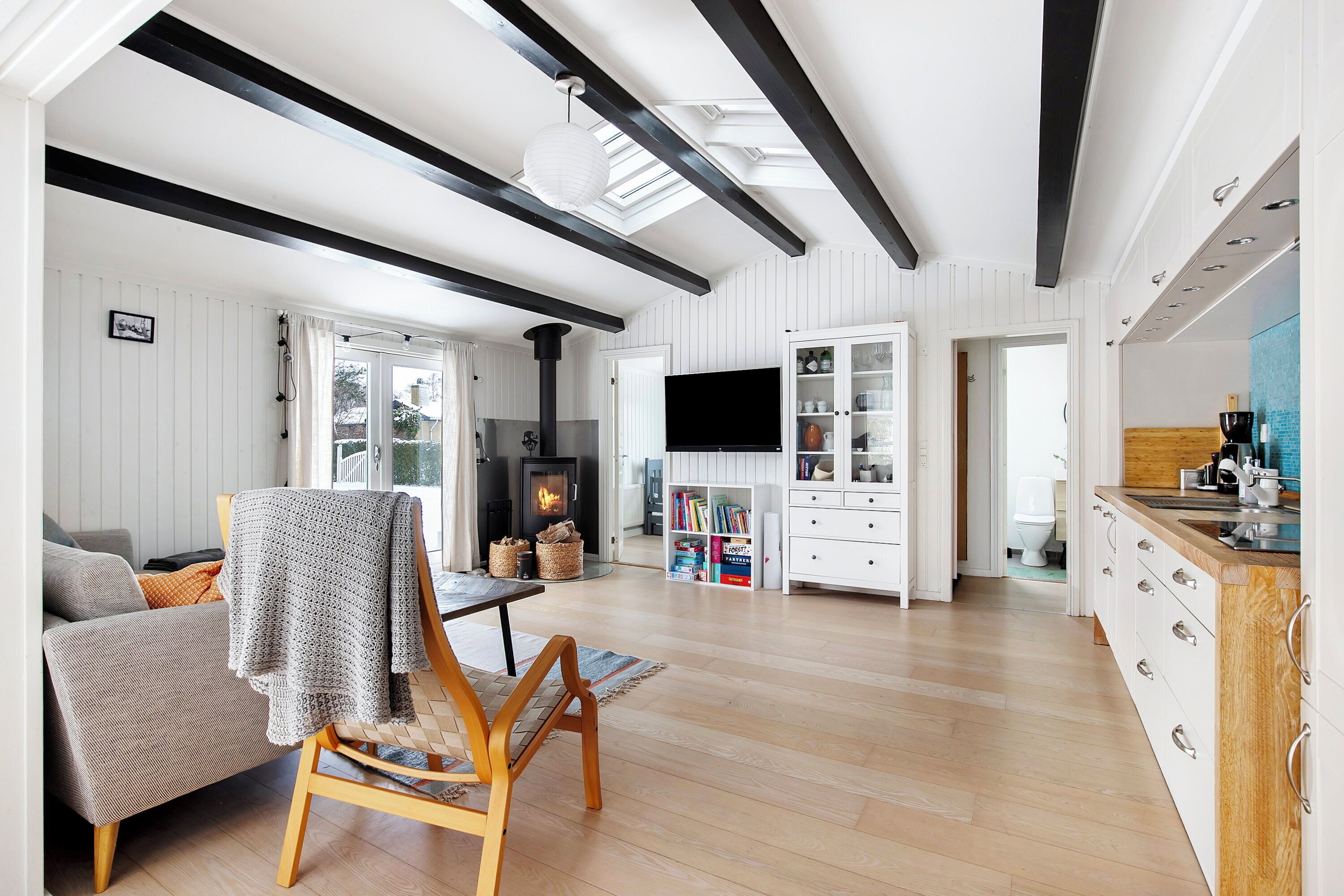 TV, fireplace