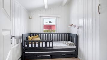 3 bedrooms, iron/ironing board, free WiFi, wheelchair access
