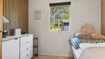 4 bedrooms, iron/ironing board, free WiFi