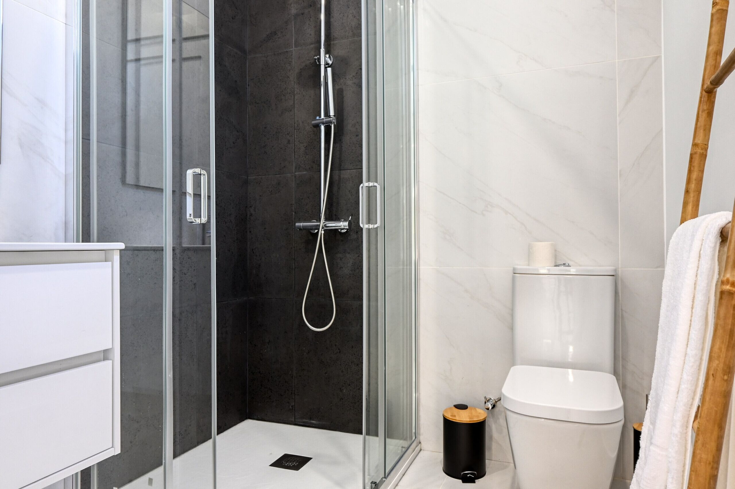 Een douche, een haardroger, handdoeken, zeep