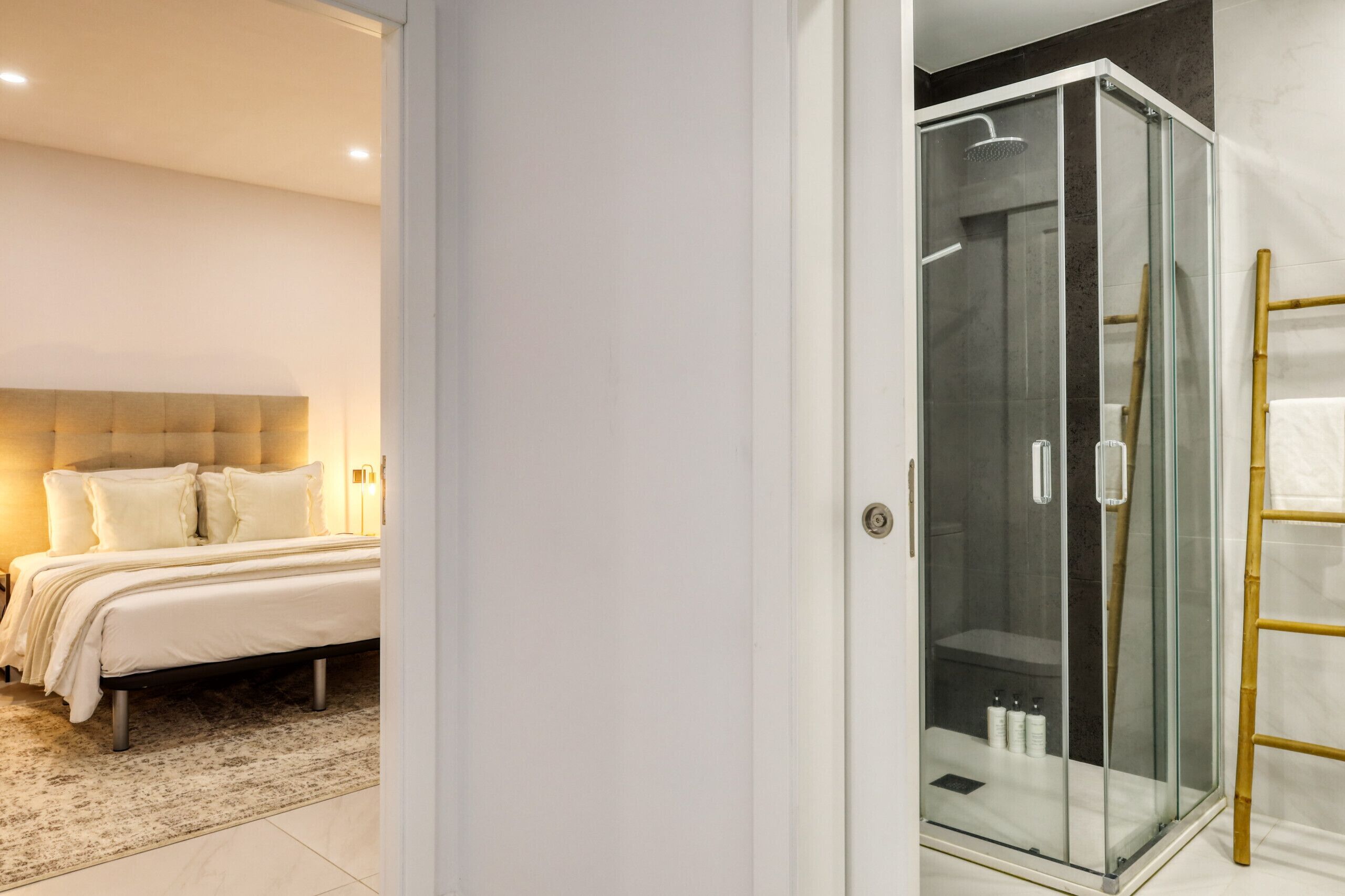 2 habitaciones, tabla de planchar con plancha y wifi gratis 