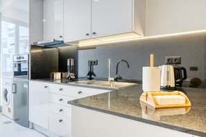 Geladeira, micro-ondas, fogão, cooktop