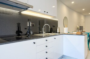 Kylskåp, mikrovågsugn, ugn och spishäll