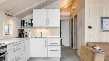 Køleskab, ovn, kogeplade, kaffe-/temaskine