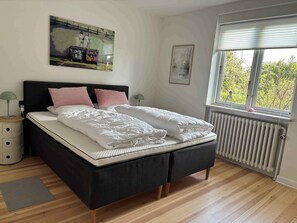 2 bedrooms, iron/ironing board, free WiFi