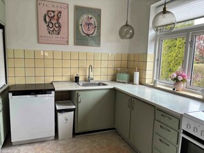 Een koelkast, een oven, een kookplaat, een vaatwasser