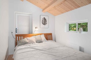 5 bedrooms, free WiFi - summer cottage with jacuzzi and sauna (Faxe Ladeplads)