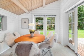 Dining - summer cottage with jacuzzi and sauna (Faxe Ladeplads)