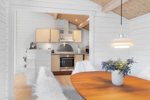 Fridge, oven, stovetop, dishwasher - summer cottage with jacuzzi and sauna (Faxe Ladeplads)