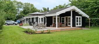 summer cottage with jacuzzi and sauna