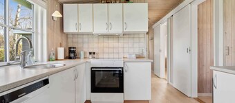 Lovely cottage within walking distance.