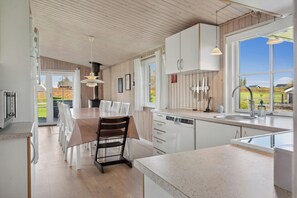 Fridge, microwave, oven, stovetop - Lovely cottage within walking distance to the sea (Brenderup)