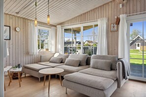 TV, fireplace - Lovely cottage within walking distance to the sea (Brenderup)