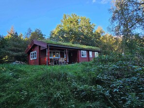 Exterior - Charming, older cottage in nature (Ebeltoft)