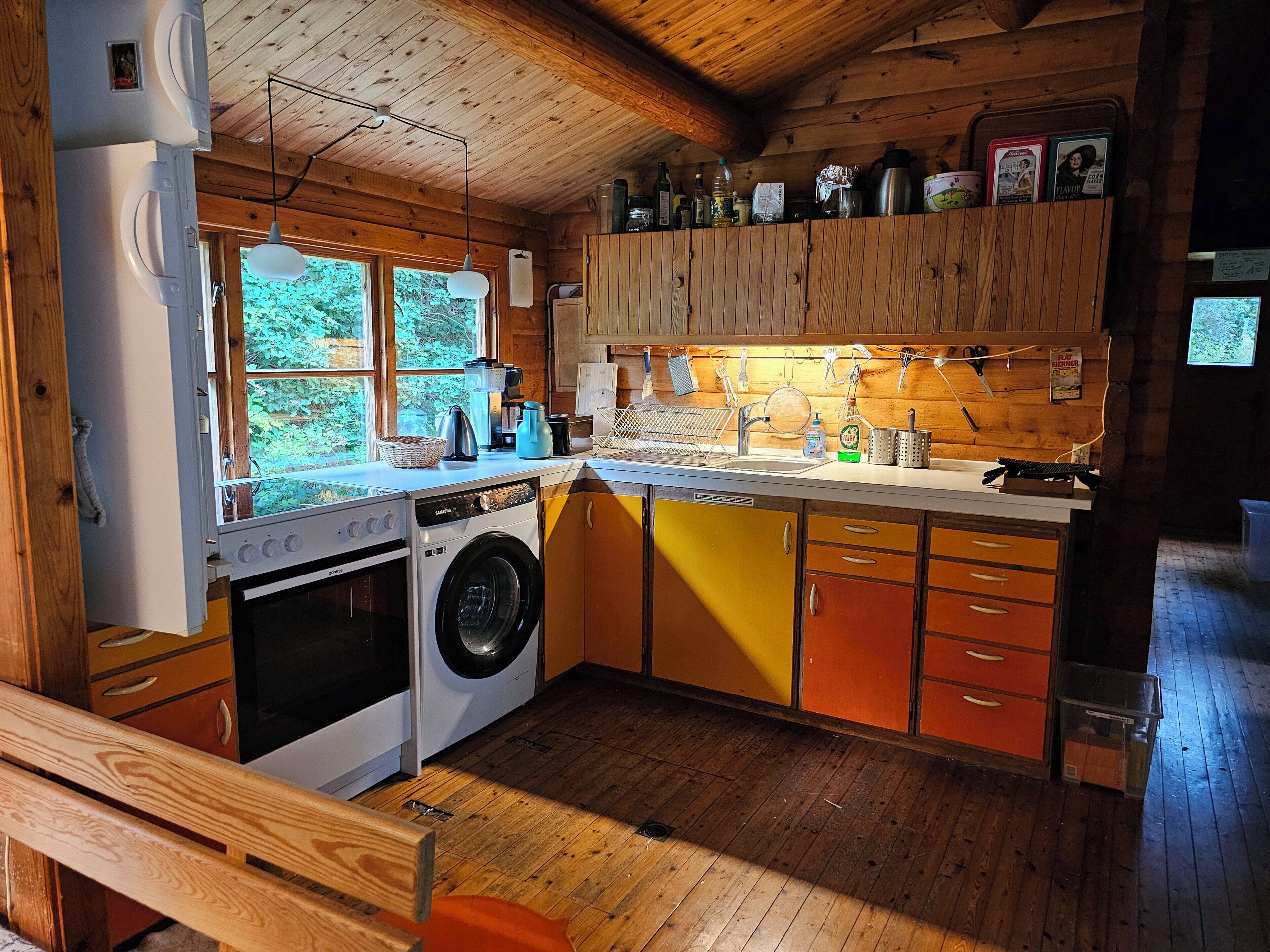 Fridge, oven, stovetop, coffee/tea maker