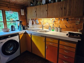 Réfrigérateur, four, plaque de cuisson, cafetière/bouilloire