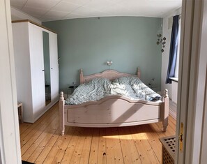 3 bedrooms, iron/ironing board, free WiFi
