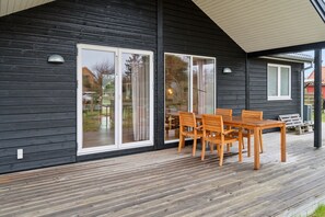 Outdoor dining - Snug in Snogebæk A Modern Cozy Summer House (Nexø)