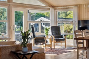 TV - Excellent cottage with sauna and spa 10 persons (Højby)