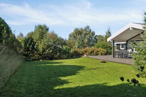 Outdoor dining - Excellent cottage with sauna and spa 10 persons (Højby)