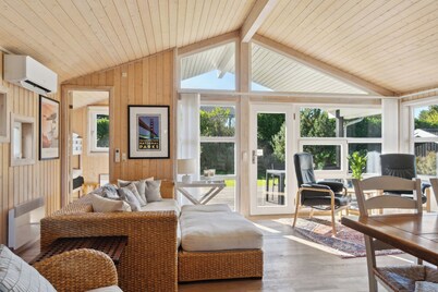 Excellent cottage with sauna and spa, 10 persons.