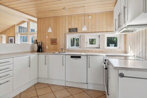 Fridge, oven, stovetop, dishwasher - Excellent cottage with sauna and spa 10 persons (Højby)