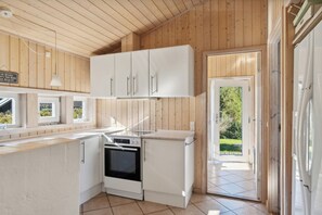 Fridge, oven, stovetop, dishwasher - Excellent cottage with sauna and spa 10 persons (Højby)