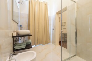 Shower, jetted tub, hair dryer, bidet - Keullaudianpaoli, nel Cuore del Vomero per un Esperienza da Vivere (Napoli)